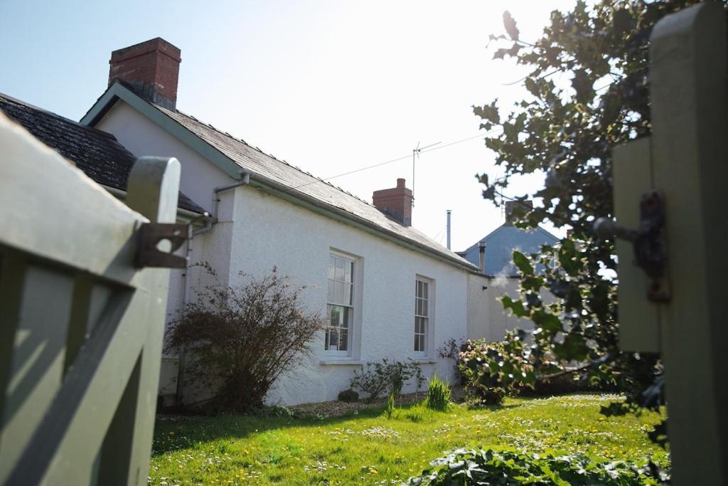 May Tree Cottage Manorbier 5 Mins From The Beach Sleeps 4 מראה חיצוני תמונה